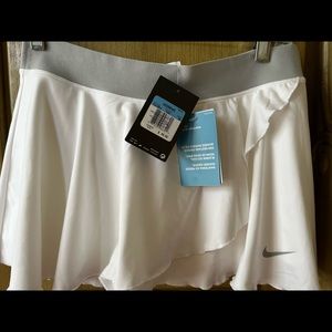 NIKE women’s white ruffled tennis skirt M.  NWT